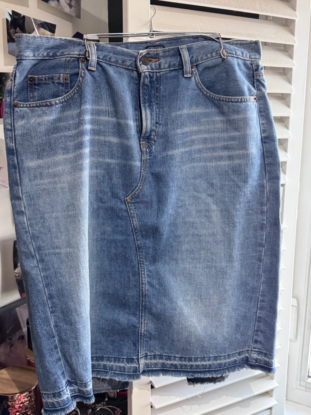 ✨HOST PICK✨👖 Denim Chic 👖✨ American Eagle Outfitters distressed denim skirt ✨✨